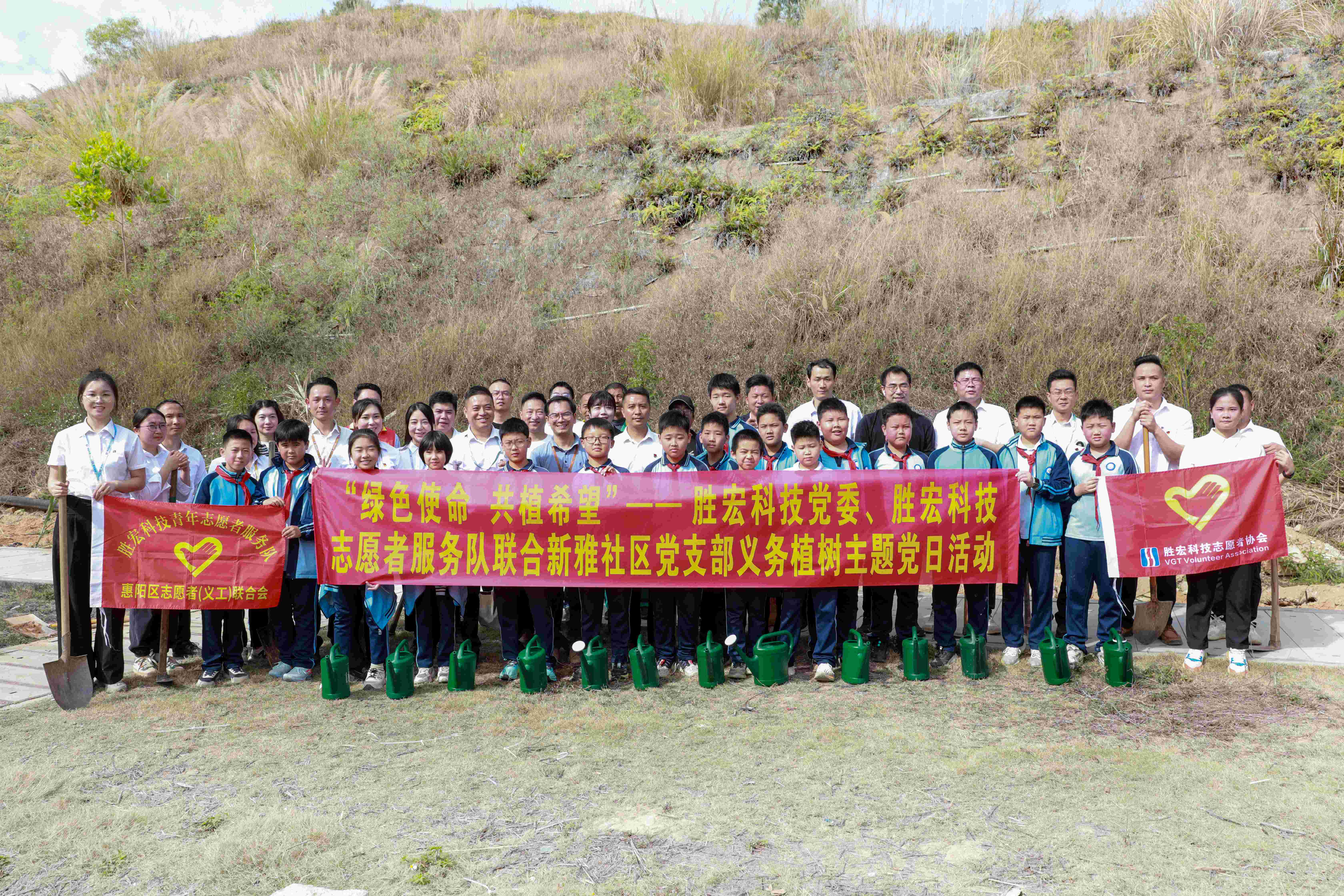 “绿色使命，共植希望”|k8凯发科技党委、志愿者服务队联合新雅社区开展义务植树活动